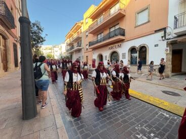 Los Moros y Cristianos de Xàbia visitan el centro histórico y ofrendan a Sant Jaume (9)