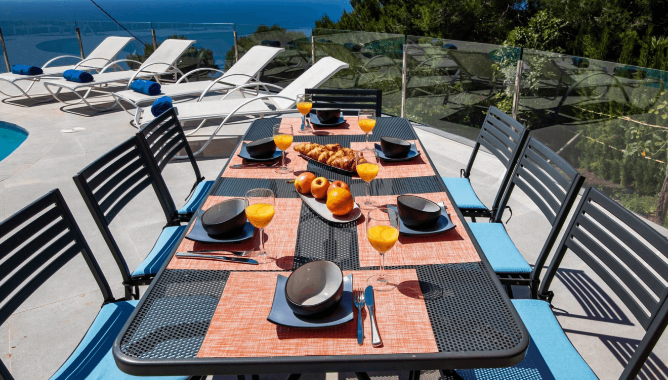 Mesa exterior en terraza cubierta