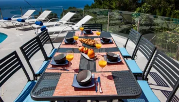 Mesa exterior en terraza cubierta