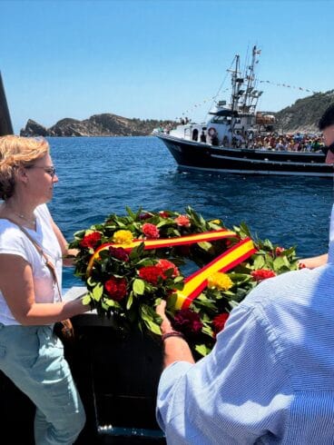 Ofrenda floral en memoria de los marineros fallecidos