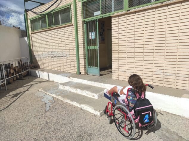 Imagen: Olaya con la silla de ruedas a la entrada del centro escolar