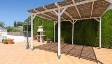 Pérgola junto a la piscina para descansar a la sombra