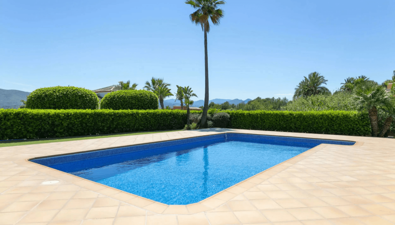 Piscina privada de 10x5 metros con terraza antideslizante