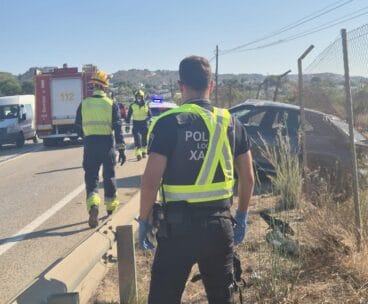 Policía Local y Bomberos atendiendo en el accidente (1)