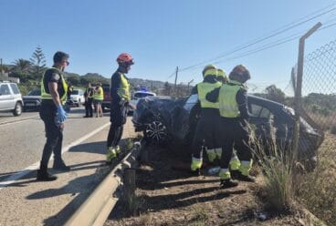 Policía Local y Bomberos atendiendo en el accidente (2)
