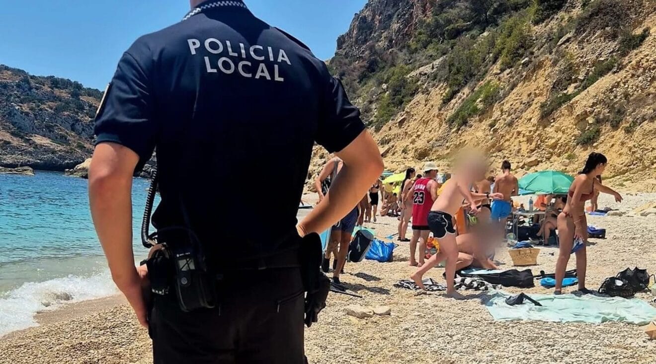 Portada agente desalojando a los bañistas