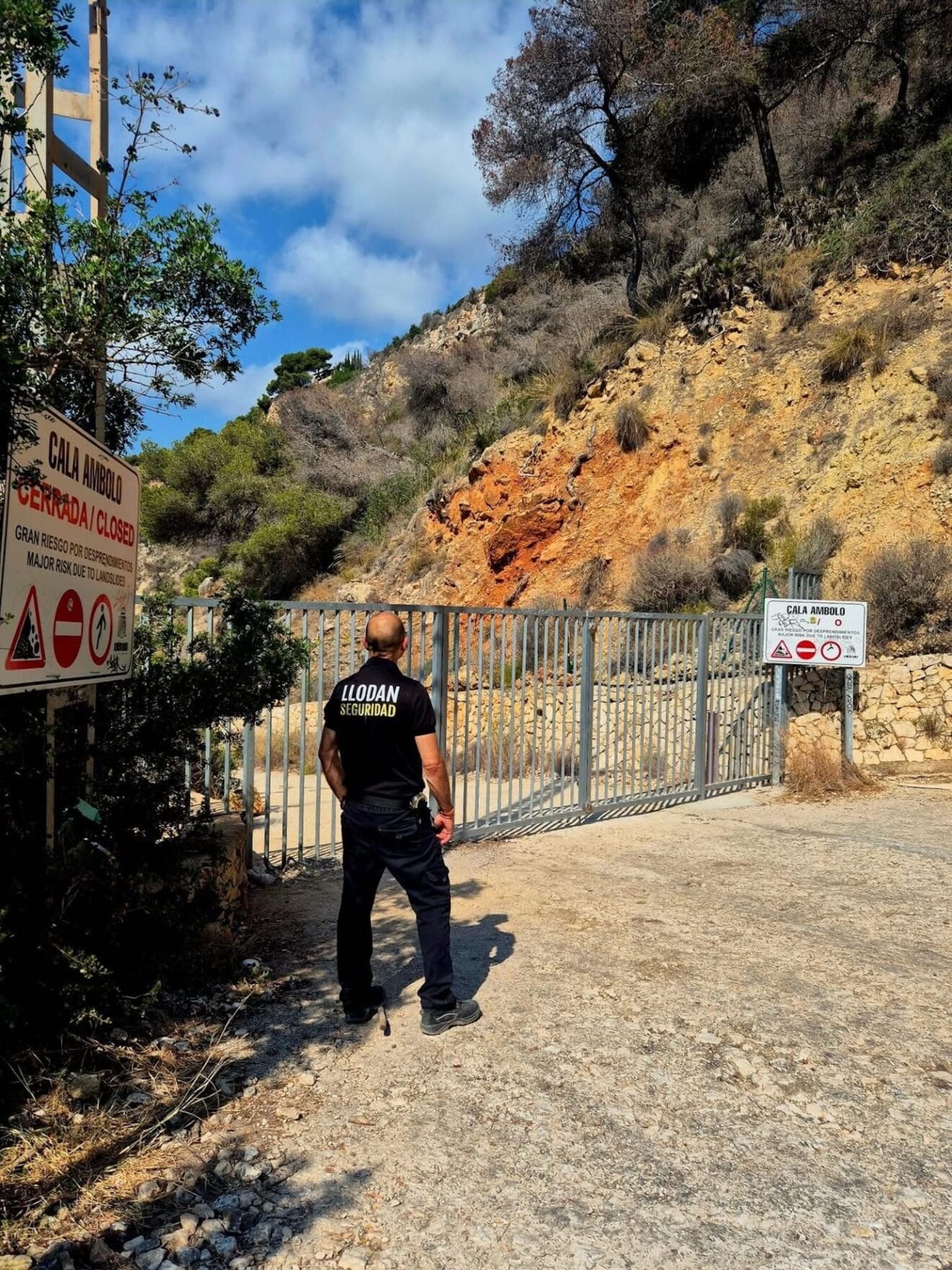 Puerta y señalización de la cala