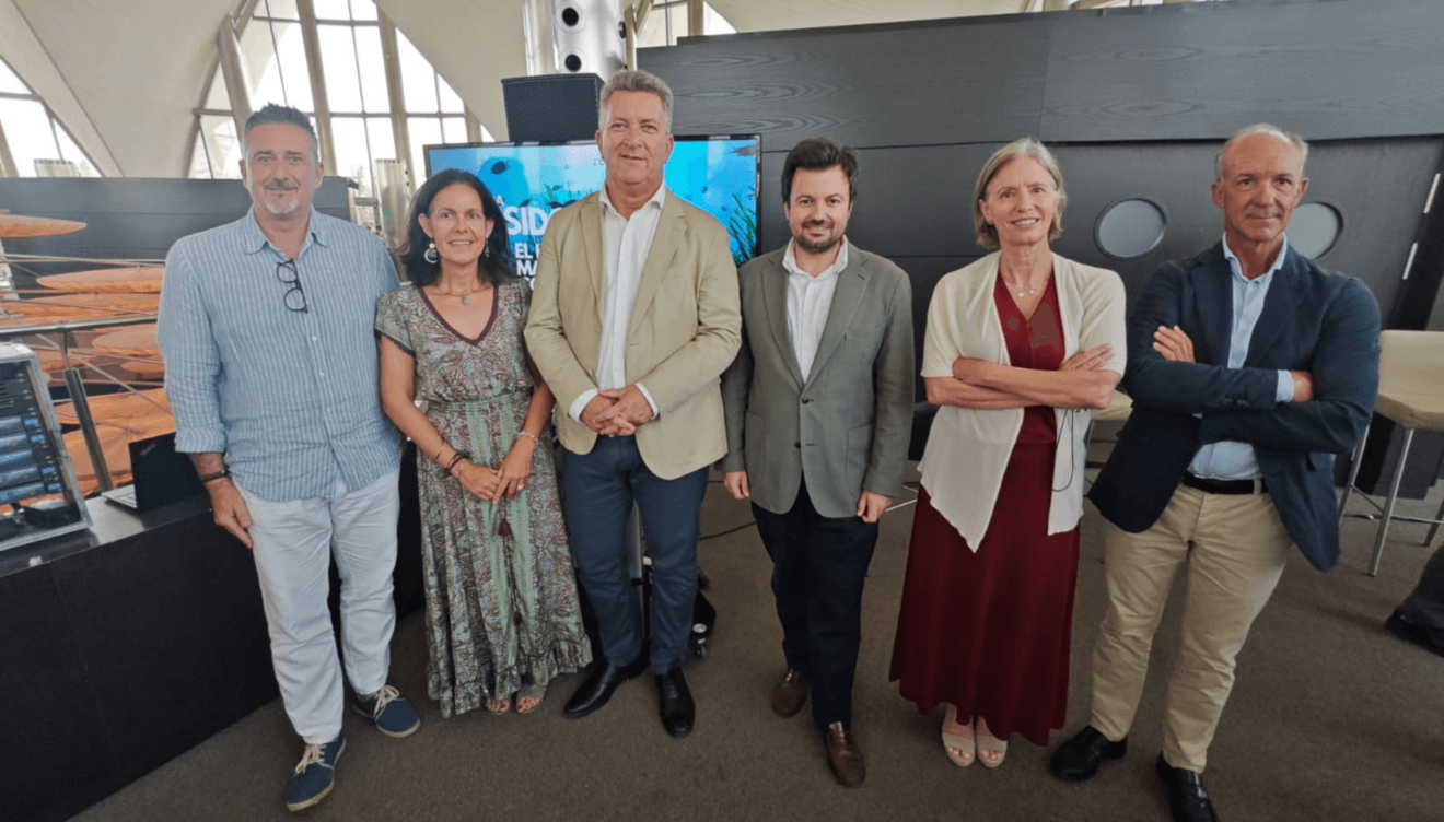 Representantes del Club Naútico Jávea, Arturo Miquel y Marta Díaz en la Jornada organizada por el Oceanogràfic de València