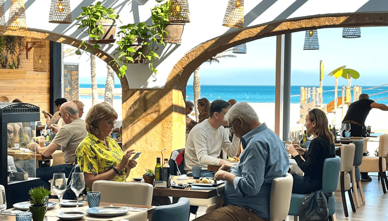 Restaurante en Jávea con terraza frente al mar técnico especializado en instalación de toldos en Jávea