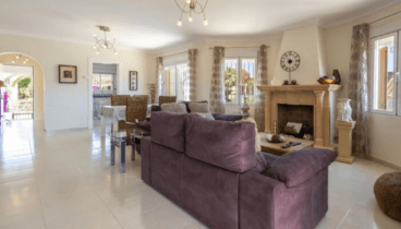 Salón-comedor con chimenea de gas integrada