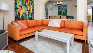 Sofás junto a la chimenea en el salón