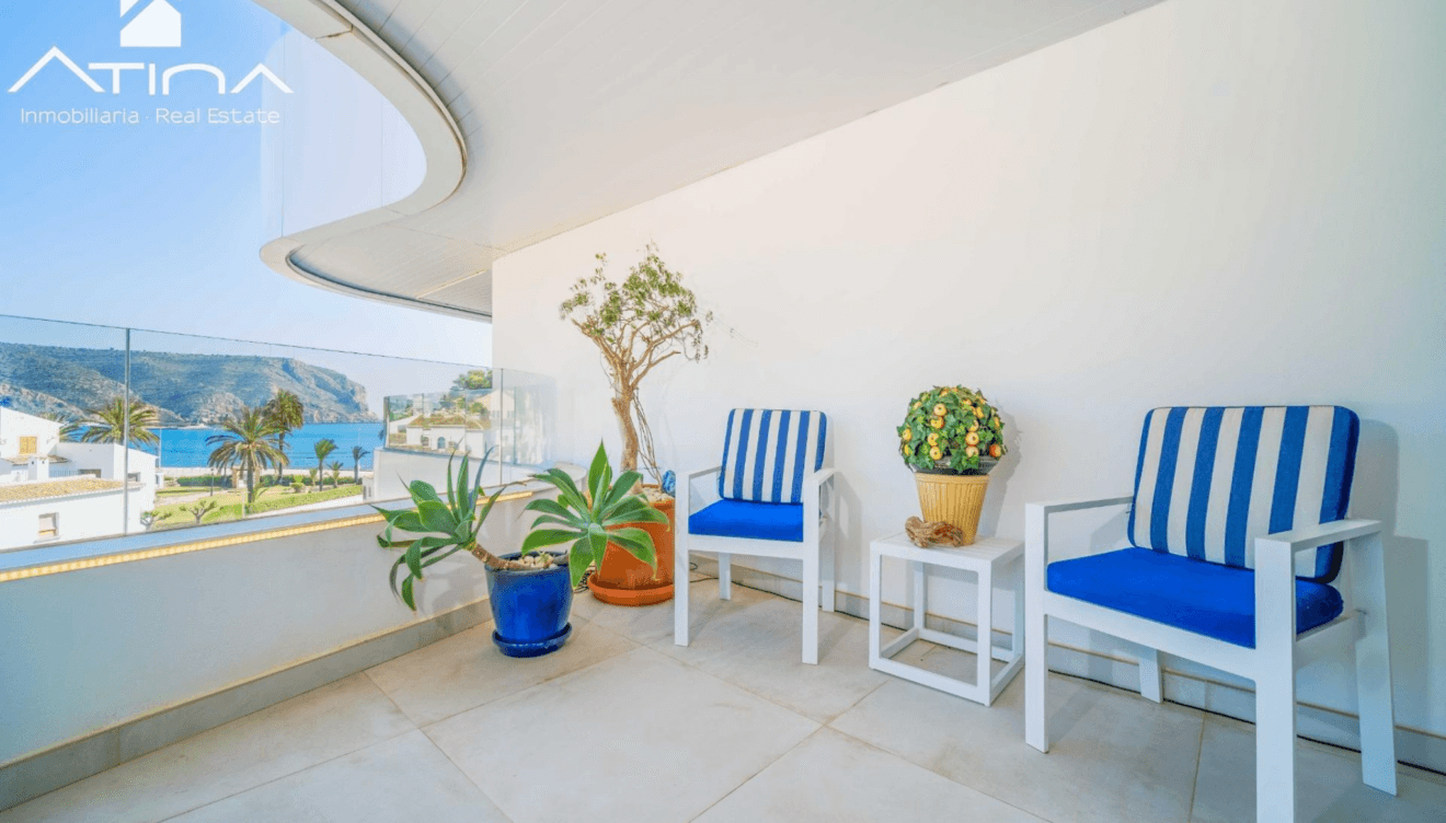 Terraza superior con zona multifuncional y vistas despejadas