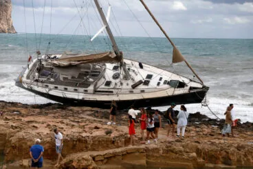 Visitan el velero encallado en Xàbia (10)