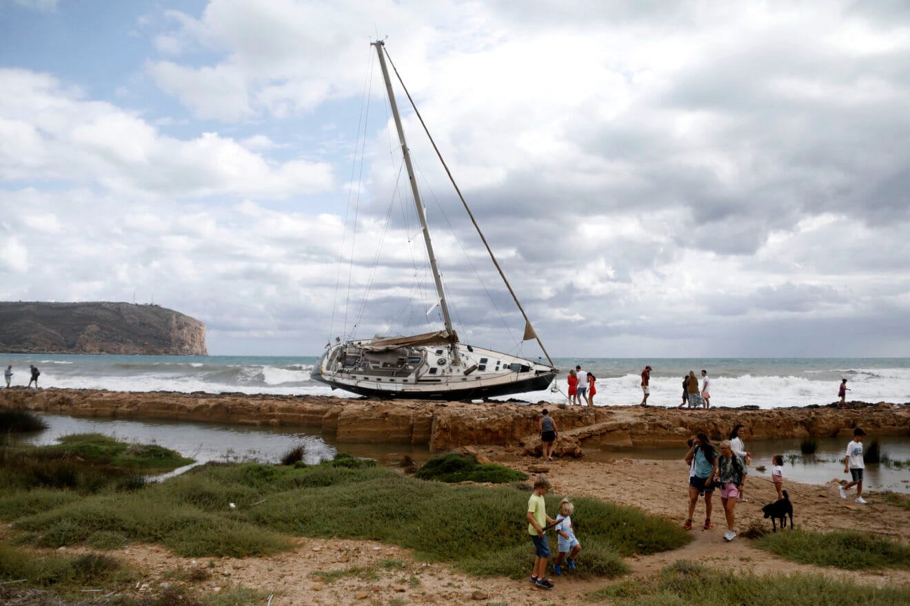 Visitan el velero encallado en Xàbia (5)