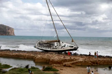 Visitan el velero encallado en Xàbia (6)