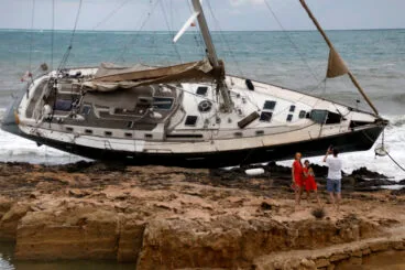 Visitan el velero encallado en Xàbia (7)