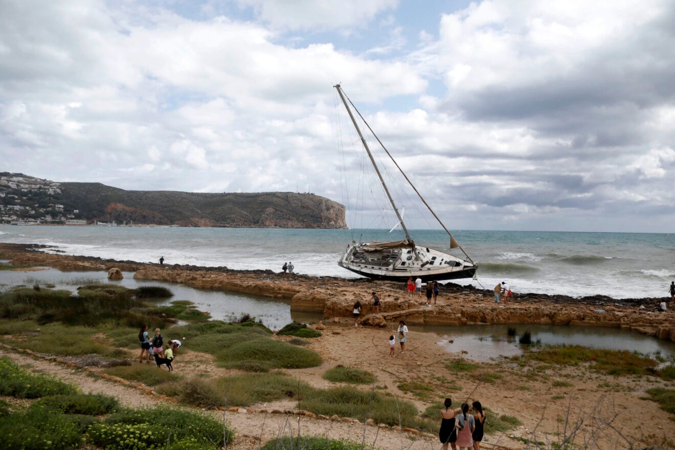 Visitan el velero encallado en Xàbia (8)