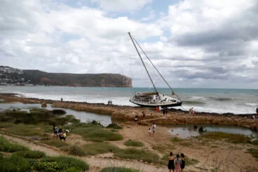 Visitan el velero encallado en Xàbia (8)