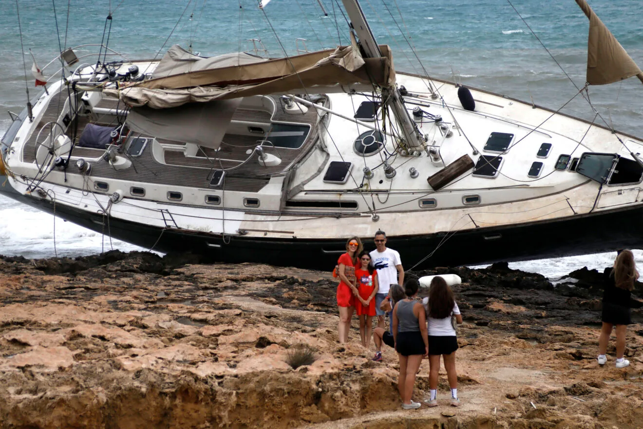 Visitan el velero encallado en Xàbia (9)