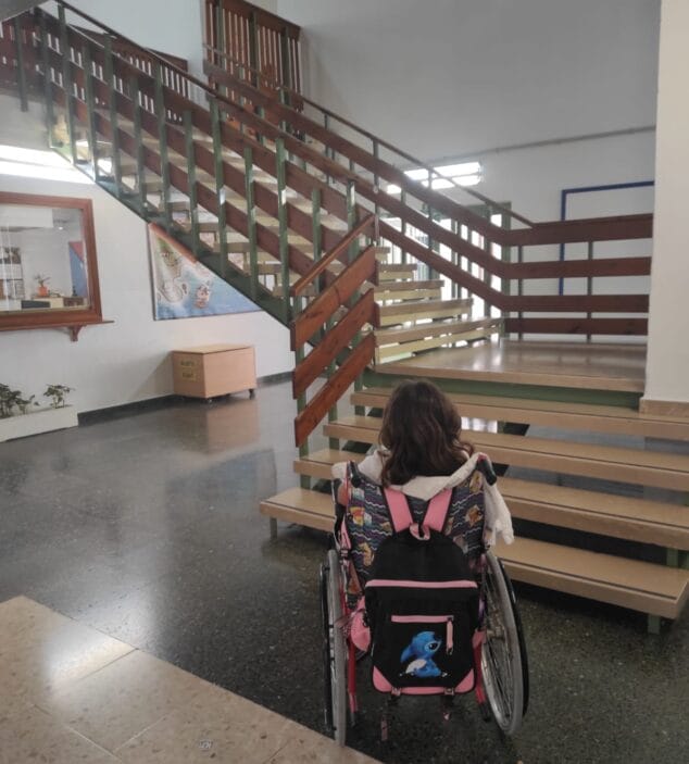 Imagen: Olaya debe subir todos los días estas escaleras para acceder al aula