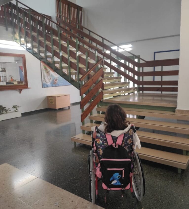 Olaya debe subir todos los días estas escaleras para acceder al aula