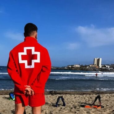 Socorrista de Cruz Roja Jávea en la playa del Arenal | Foto Archivo