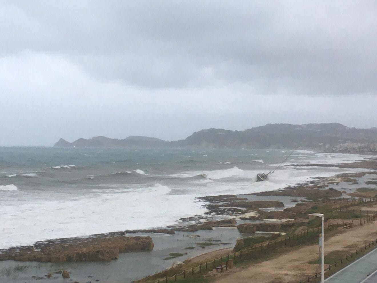 Un velero encalla en el I Montañar de Xàbia
