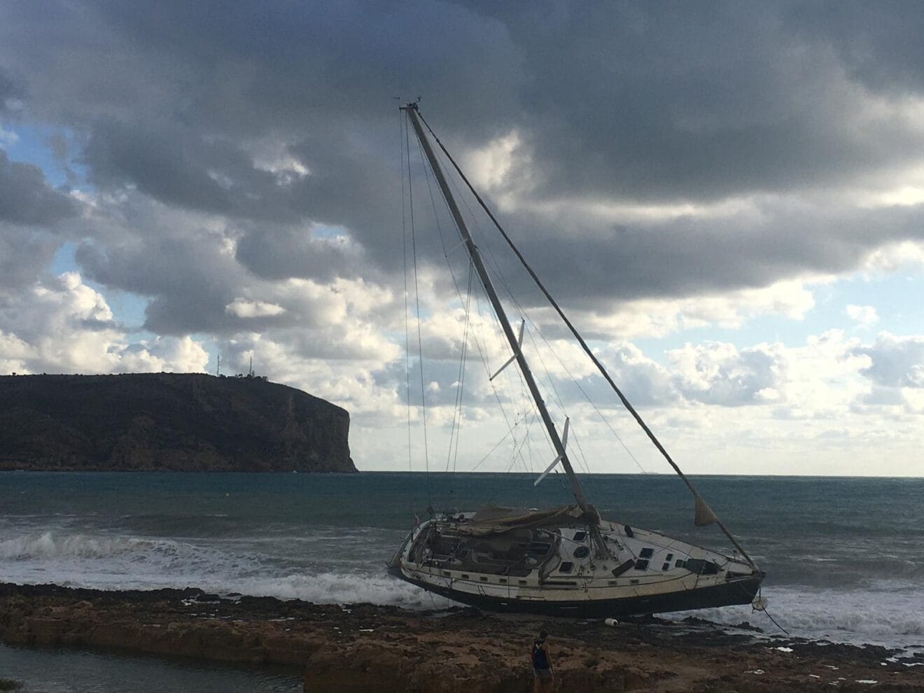 Velero encallado en el Primer Montañar de Xàbia