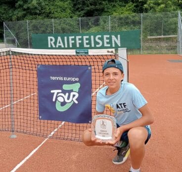 Oliver Martin con el trofeo