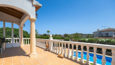 Zona chill-out bajo la terraza cubierta