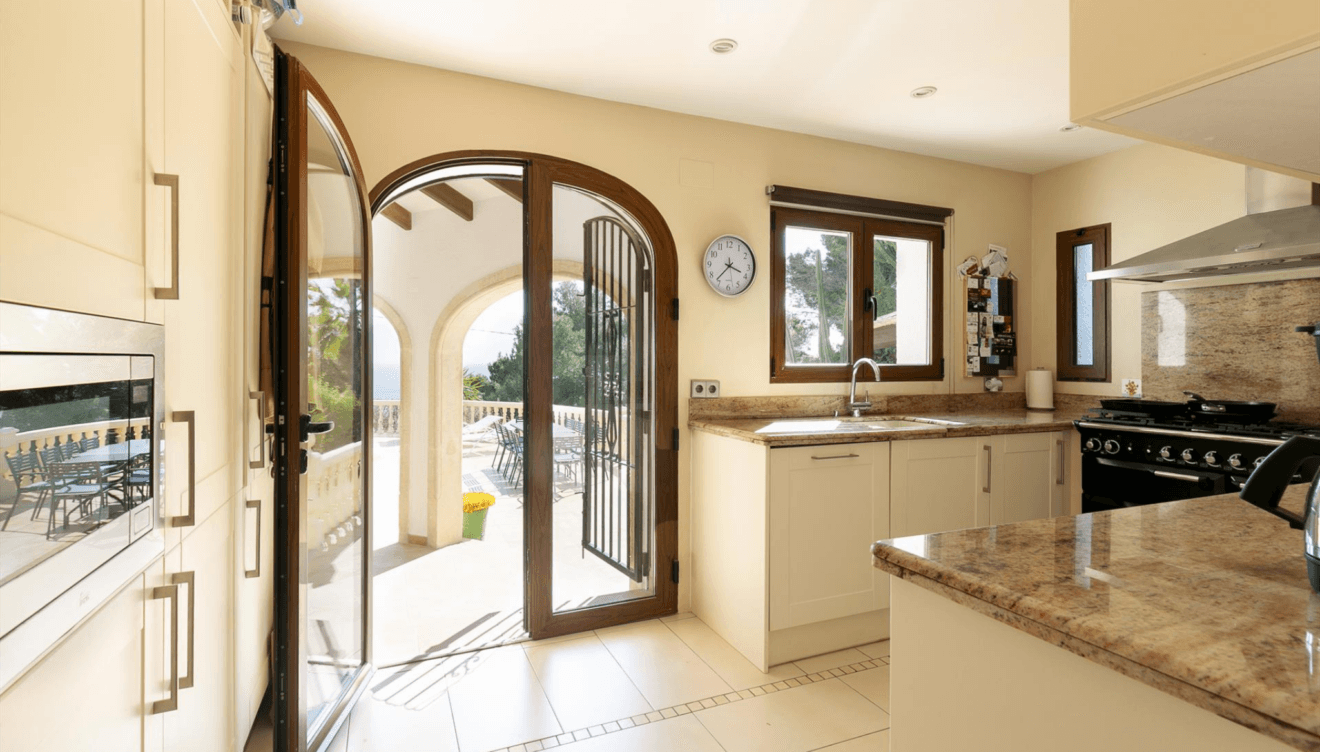 Zona de cocina funcional y moderna