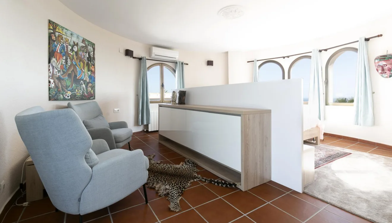 Zona de descanso con sillones en dormitorio