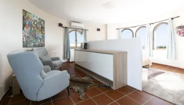 Zona de descanso con sillones en dormitorio