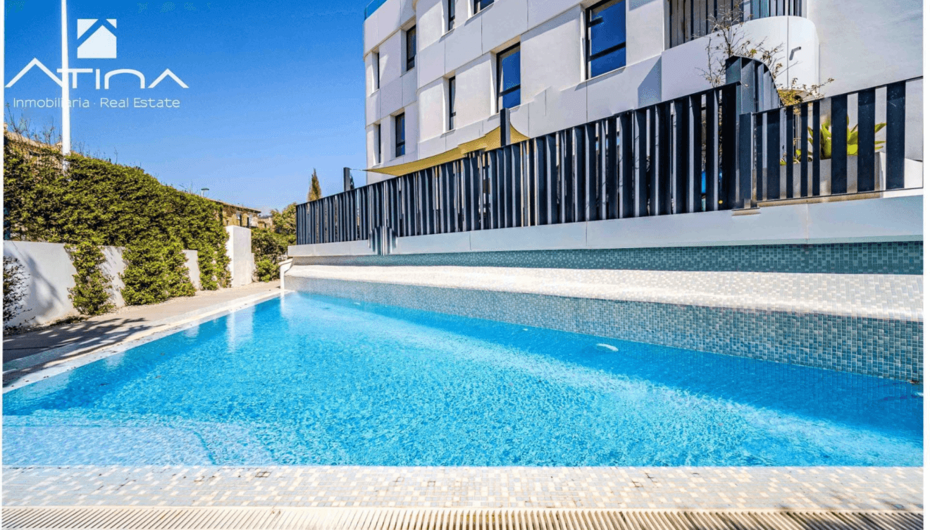 Zona de descanso junto a la piscina del residencial