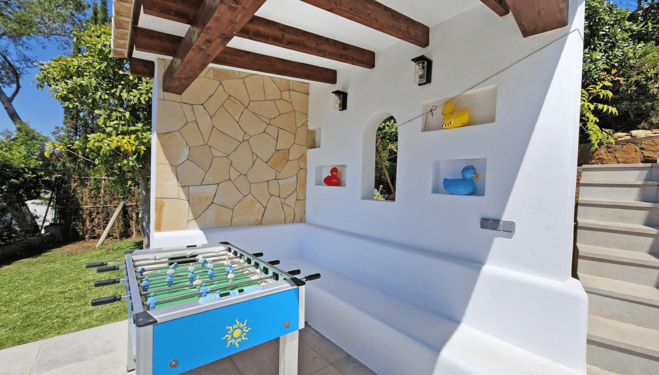 Zona de estar al aire libre con sofá