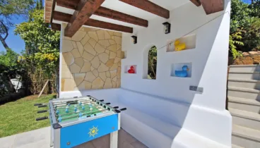 Zona de estar al aire libre con sofá