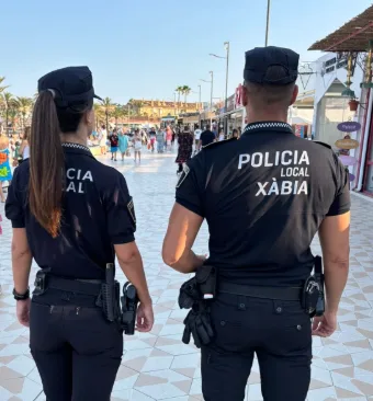 Agentes de la Policía de Xàbia en la Playa del Arenal
