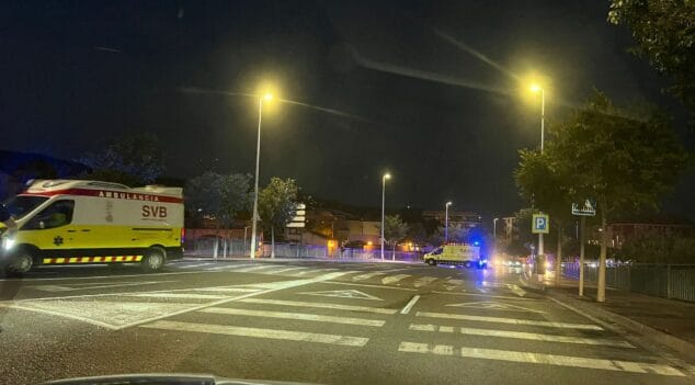 Imatge: Ambulància SVB i SAMU a l'atenció de la jove ferida