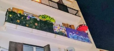 Balcón engalanado con motivos marineros y con el mensaje de cuidar el medioambiente