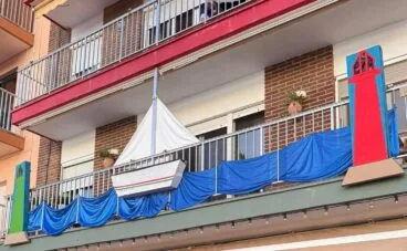 Balcón engalanado en el Puerto de Xàbia por las fiestas de Loreto