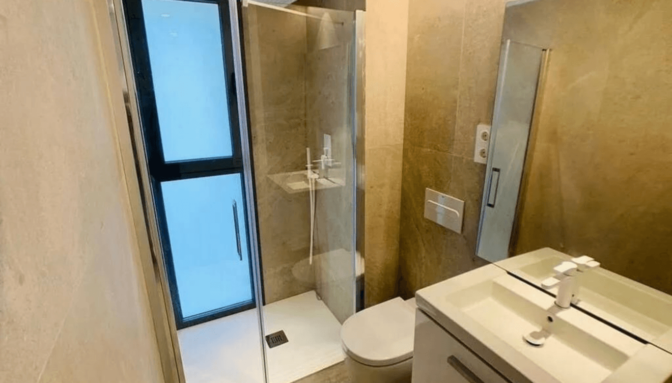 Baño completo con acabados actuales