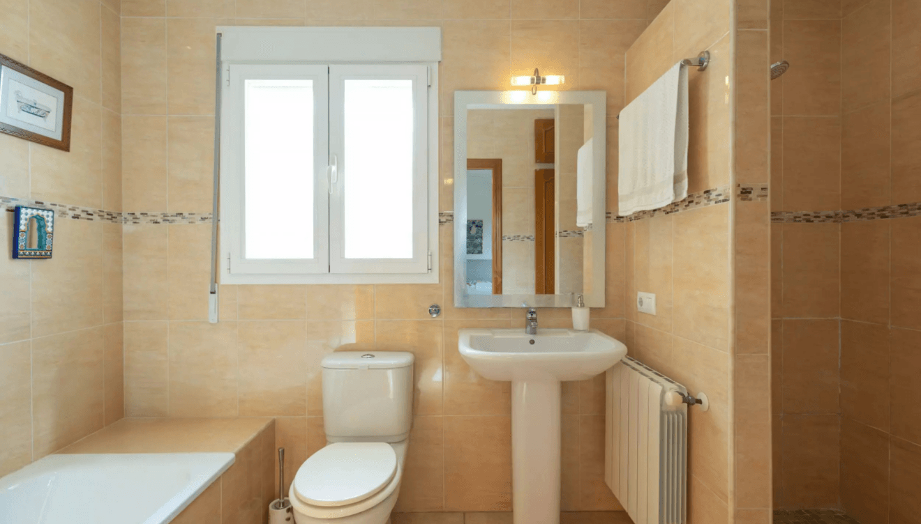 Baño completo con acabados prácticos