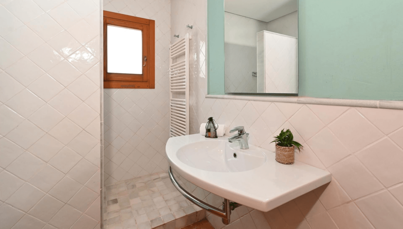 Baño completo con mobiliario funcional y buena iluminación