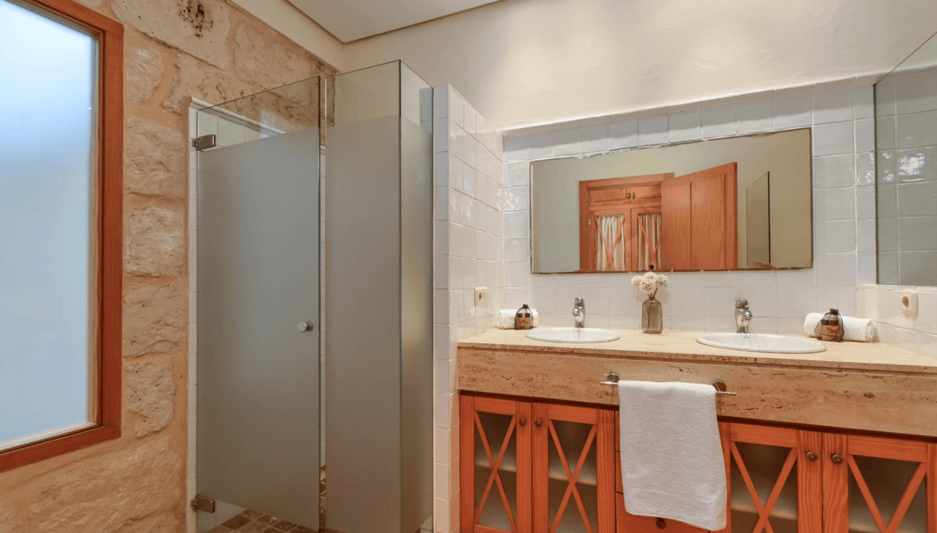 Baño en suite con ducha amplia y artículos de cortesía