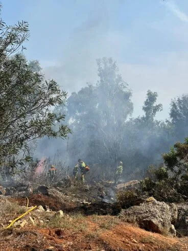 Bomberos realizando las labores de extinción