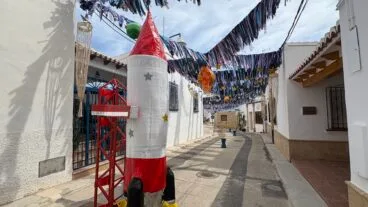 Calle Bartolomé Ros engalanada en fiestas de Loreto 2025