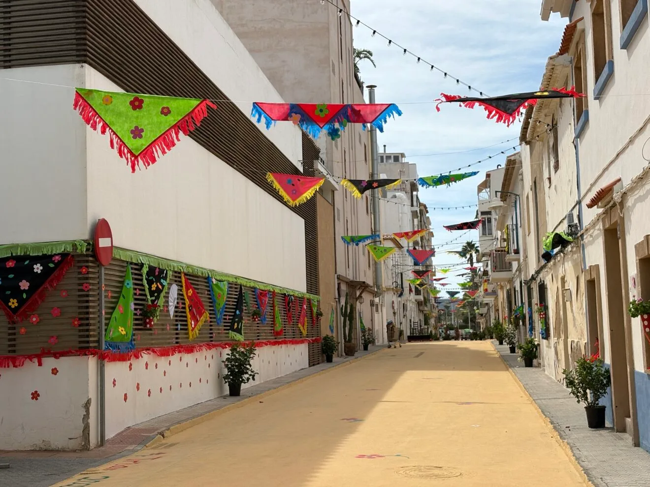 Calles y balcones engalanados en Duanes de la Mar 2025 (17)