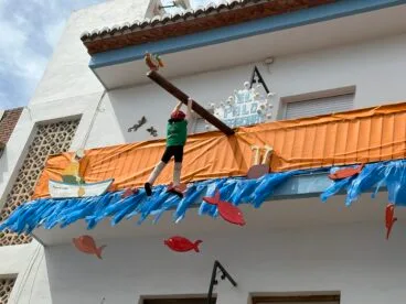 Balcón decorado con el tradicional ‘Palo ensabonat’