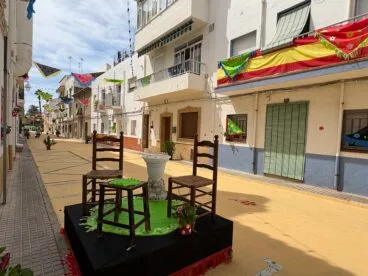 Calles y balcones engalanados en Duanes de la Mar 2025 (20)
