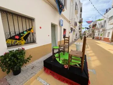 Calles y balcones engalanados en Duanes de la Mar 2025 (22)
